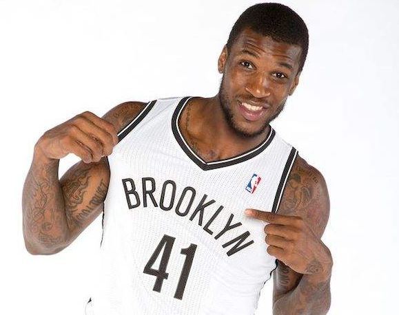 对足球的持 对足球的持