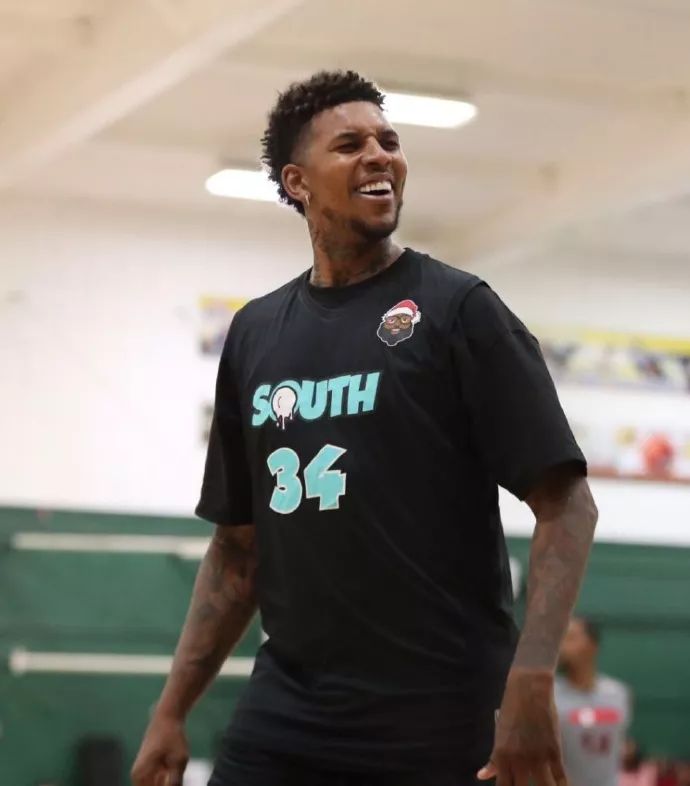 背身拿球的 背身拿球的